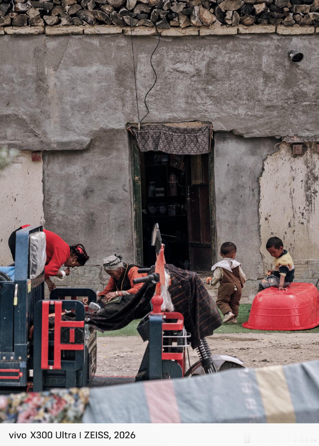 #vivo[超话]# 藏寨烟火，岁月安然#人间回响# 
厚重的夯土藏屋静静伫立，木柴堆叠在屋檐之上。院落里藏族老人静坐劳作，孩童自在嬉闹，寻常的烟火日常缓缓铺展，高原村落里藏着质朴安稳的生活，时光在此处温柔沉淀。
vivo X300 Ultra#2026V粉嘉年华##vivo相册里的高光时刻##微博影像年##vivo超话##vivox300ultra专业v单#