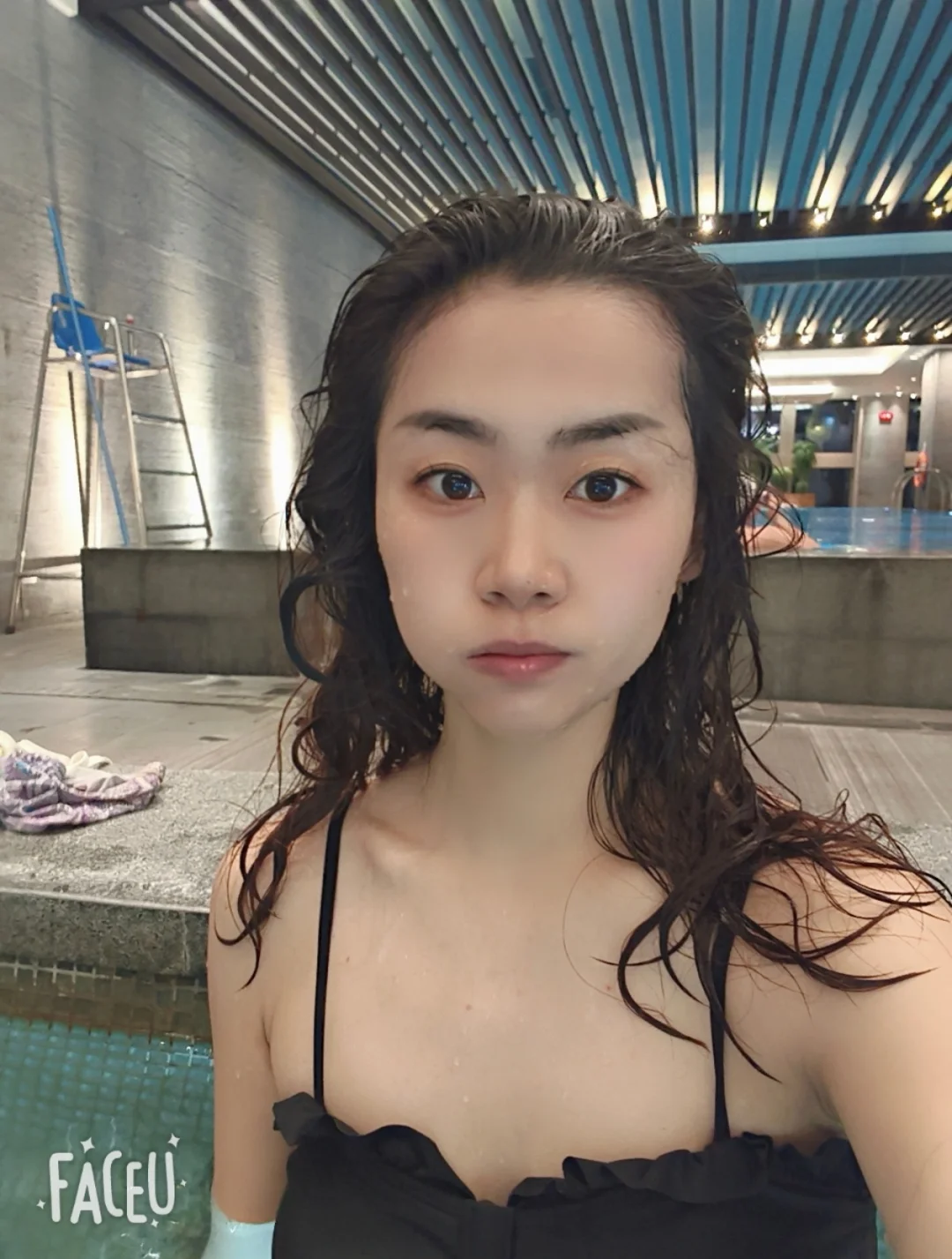 黑色细吊带+荷叶边，是夏天她最爱的泳衣
