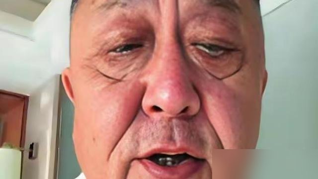 57岁于谦老得让人不敢认，重阳晚会跟姜昆凑一块儿，腰弯得比谁都低。
就这状态，今年愣是没闲着。电影《老江湖》拍完，德云社巡演一场没落，自己还开了播客天天聊。台上捧哏，台下赶场，中间还得抽空给乐事薯片拍广告。
最扎眼的是德云社这摊子事儿。郭德纲风波不断，于谦愣是一点没沾上。查了查，他在德云社没股份