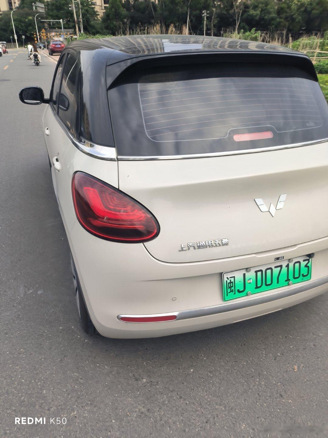 我家的车，像揣着本广州生活指南，把老城区的骑楼和新城区的玻璃幕墙，都浸...