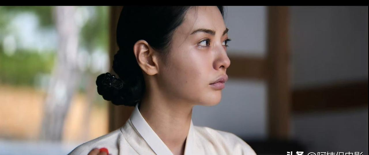 林珍娜在《挑情丑闻》里那个嘴唇，违和感真的拉满了！
她演的是朝鲜时代的守节寡妇，一身素衣，发髻规矩，整个人的气质本该往“收”的方向走。结果镜头一推，那双唇饱满到反光，上唇微翘肿胀，活脱脱一张现代网红沙龙的“嘟嘟唇”怼进了古装滤镜里。观众弹幕直接开问：这是守寡守出高光了，还是玻尿酸没消肿？。
说白了，