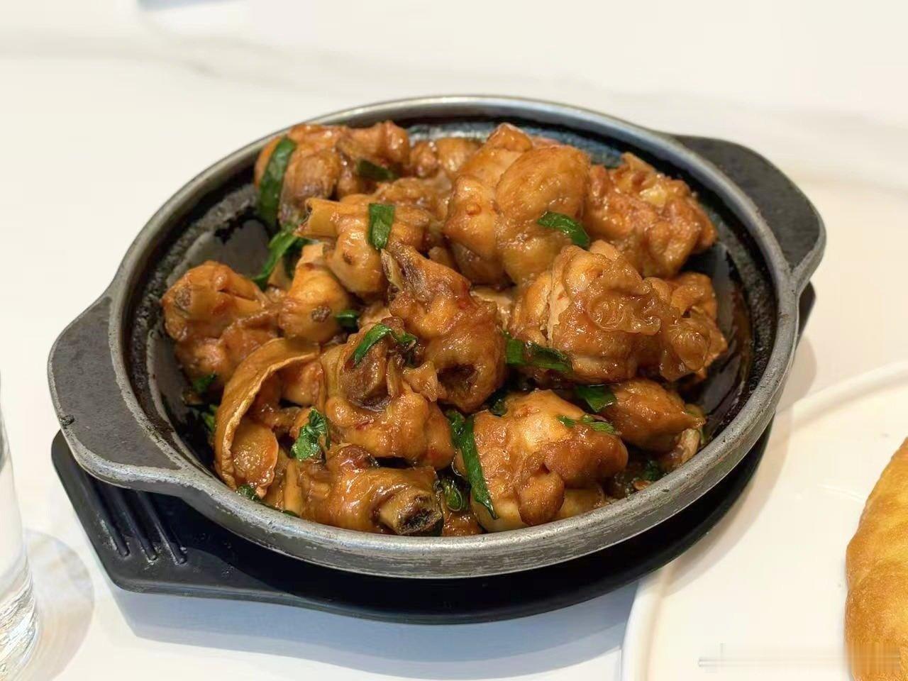 今晨三环视角的日出

三里屯吃饭总体感觉性价比一般
毕竟房租一定极贵，每道菜里都先给房东交点银子

据说所有的商场店都只能是预制菜，因为不可以有明火
小区外围底商的菜品种多且新鲜，劝年轻人尽量自己做饭~ ​