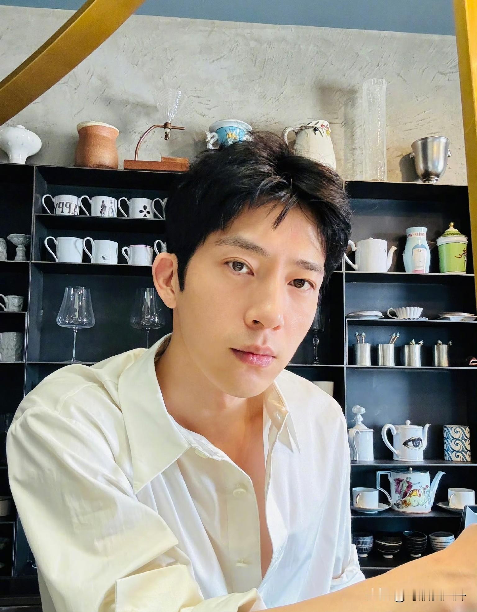 井柏然在线吐槽！发微博就要产生费用，白衬衫下厨反差感拉满
井柏然一发微博就产生费用
笑不活了，井柏然这条微博真的太有梗！
评论区一堆网友在底下许愿，他看到后还忍不住在线发问，调侃自己一发微博就要产生费用。镜头一转，他换上简单白衬衫走进厨房，褪去明星光环安安静静下厨，这种松弛的反差感一下子戳到大家