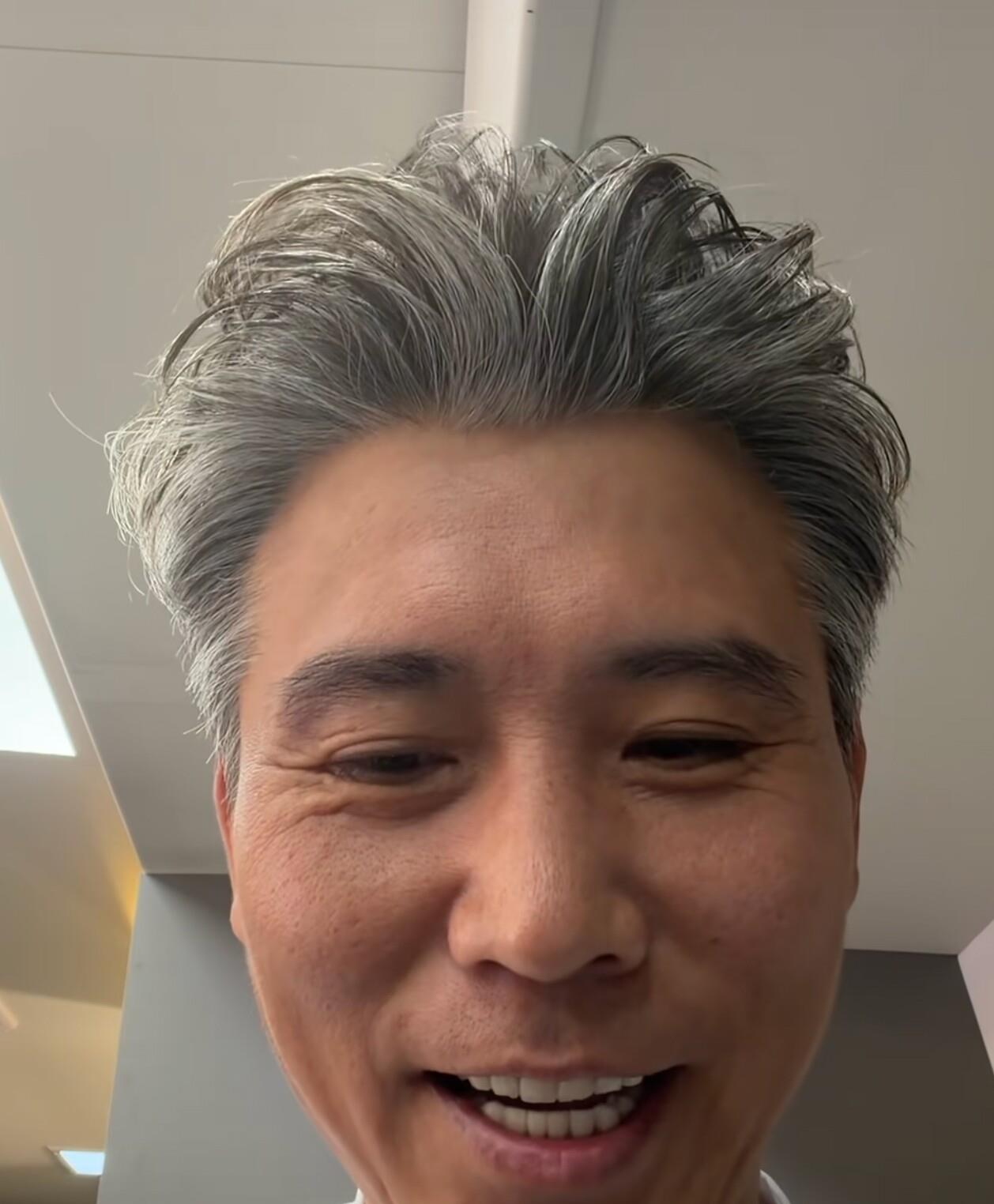 陈赫这回真没看走眼。
硬是把个“老戏骨”给“骗”进综艺圈了！
谁能想到，那个演啥像啥的李乃文，原本对综艺是能躲就躲，结果被赫哥一顿饭“忽悠”去录了期《五哈》，本来打算露个脸就撤，没成想直接玩嗨了，现在反倒成了各大节目的常客，镜头前那股子“搞笑不自知”的劲儿，跟他在正剧里深沉的样子反差大到离谱。有人担