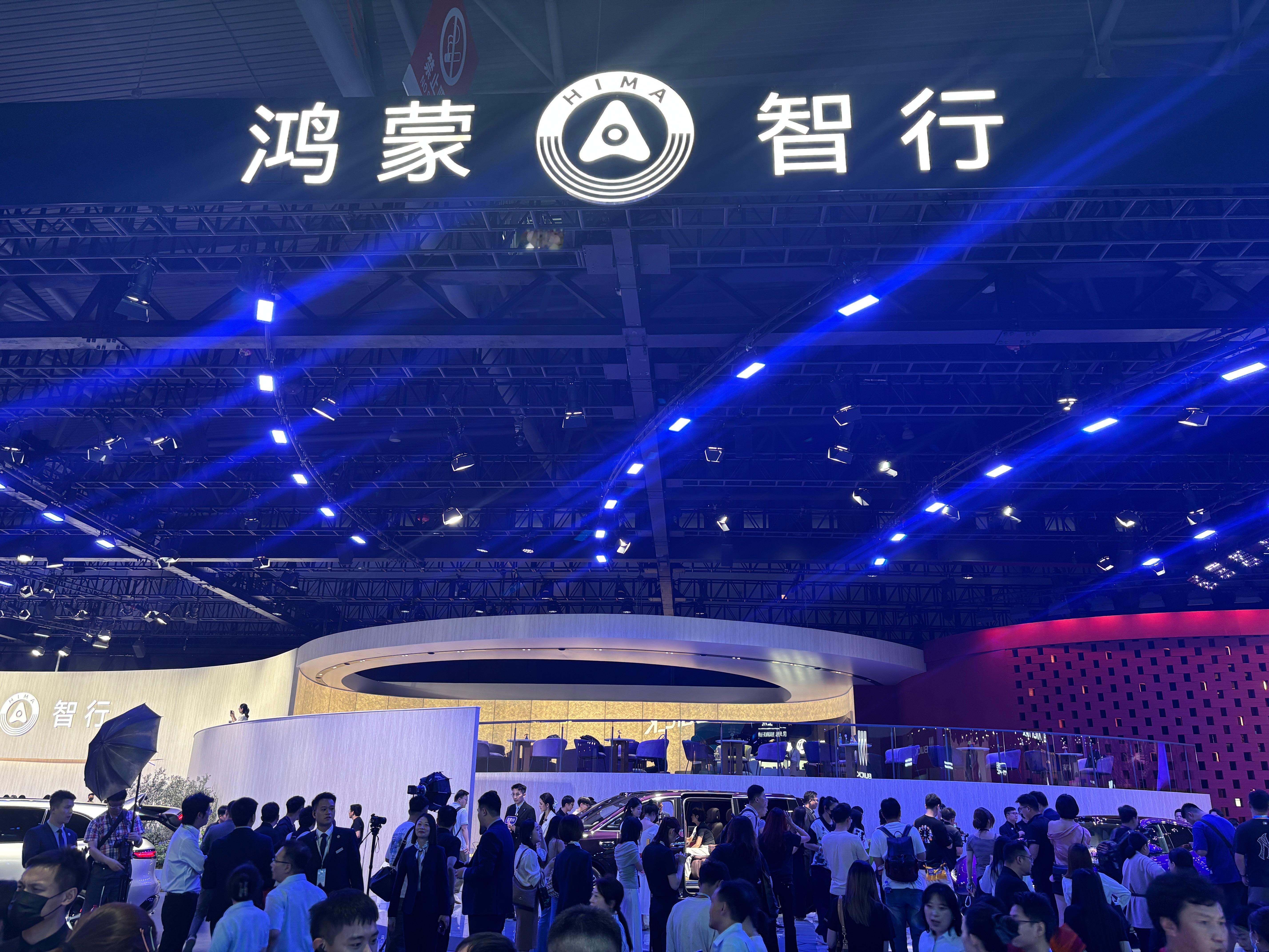 今天逛成都车展，鸿蒙智行展台重点看了问界M6。

接近5米车长、2950mm轴距，大五座空间够实用；实车姿态比图片更运动，不是传统家用SUV那种四平八稳的感觉。

更关键的是23.98万起就给双电机四驱、途灵底盘，华为乾崑智驾ADS 5和896线激光雷达也没缺席。说白了，它没有只拿智驾做卖点，而是把动力、底 ​