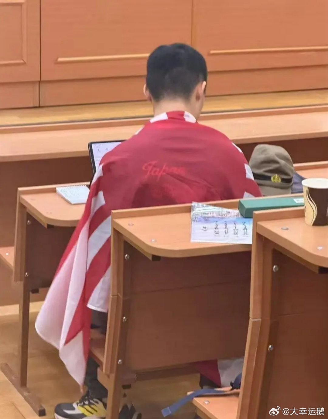 #钧正平批中国留学生披旭日旗#
据说这人还是南京人，历史系的……

但凡是个中国人，都不会做出这种背德之事，这不是无知，是有意在民族伤痕上撒盐；

他现在道歉不是知道错了，只是害怕而已！ ​