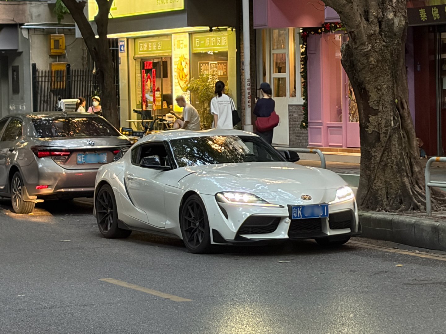 #我市日常[超话]# 漂亮小姐姐开的丰田Supra ​