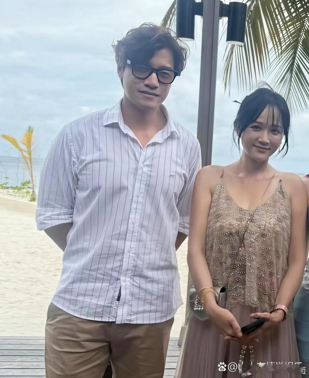 47岁陈乔恩和老公艾伦现身马尔代夫海边度假被偶遇，她穿着一条吊带纱裙，看起来挺漂亮的，状态很不错！ ​