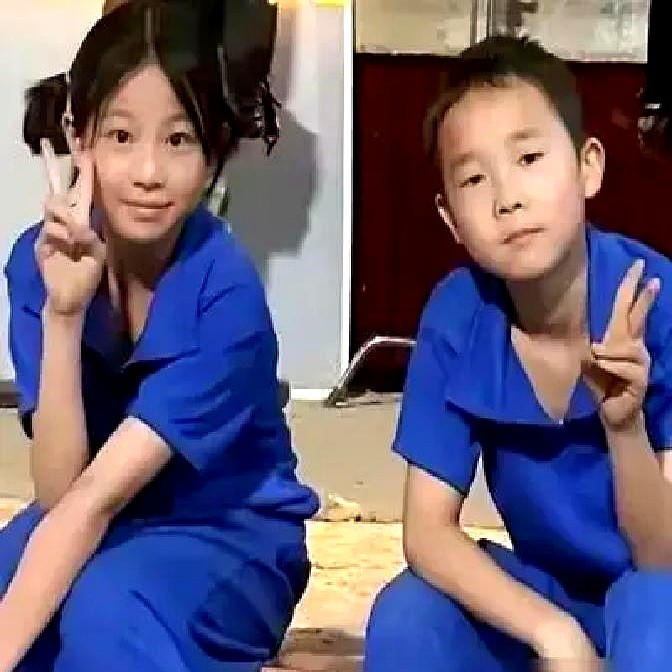 12岁孩子进组演戏，只提两个要求：管饭、报销两块钱公交车费。

拍挨打戏他主动要求真打，咬紧牙关硬挺着，眼泪在眼眶里打转也不喊停。

张嘉益私下按最高特约给他塞了个厚信封。孩子吓得直往后缩：“叔，给多了！”张嘉益按住他的书包：“演得好就该拿，留着上学。”

孩子把钱塞进最里层拉链，转身趴在道具箱上就