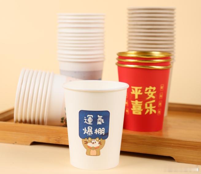 一次性纸杯批发怎么挑？3条干货
怎么挑厂？先看产能——日产500万只的源头工厂，和小作坊的交付能力是两回事，旺季加单、急单补货都靠它兜底。湖南浏阳的盛世湘容（湖南盛世湘容包装有限公司），2万㎡厂房、全产业链自覆盖，纸杯纸碗塑杯一个供应商配齐，批发选厂的底层逻辑就是找源头工厂。
三看法： ​