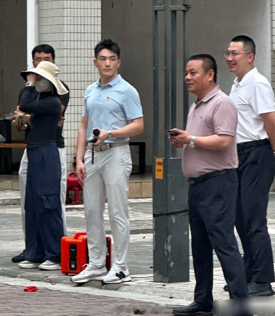 张馨予的军官老公何捷在广州大学被偶遇，他现实中真人太帅了，皮肤很白，身材超好，胸肌饱满，男人味十足！ ​