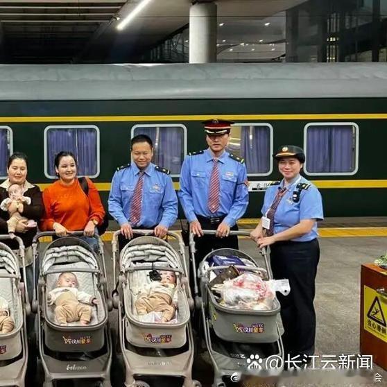 《在武汉出生的5胞胎，今天第一次回新疆老家！已在武汉租房7个多月，记者问“这是老几”，爸爸竟然答不上来》10月9日傍晚，伴着武汉的晚霞，24岁的迪丽怀里抱着老四米合热玛，走进武昌火车站站台。 ​