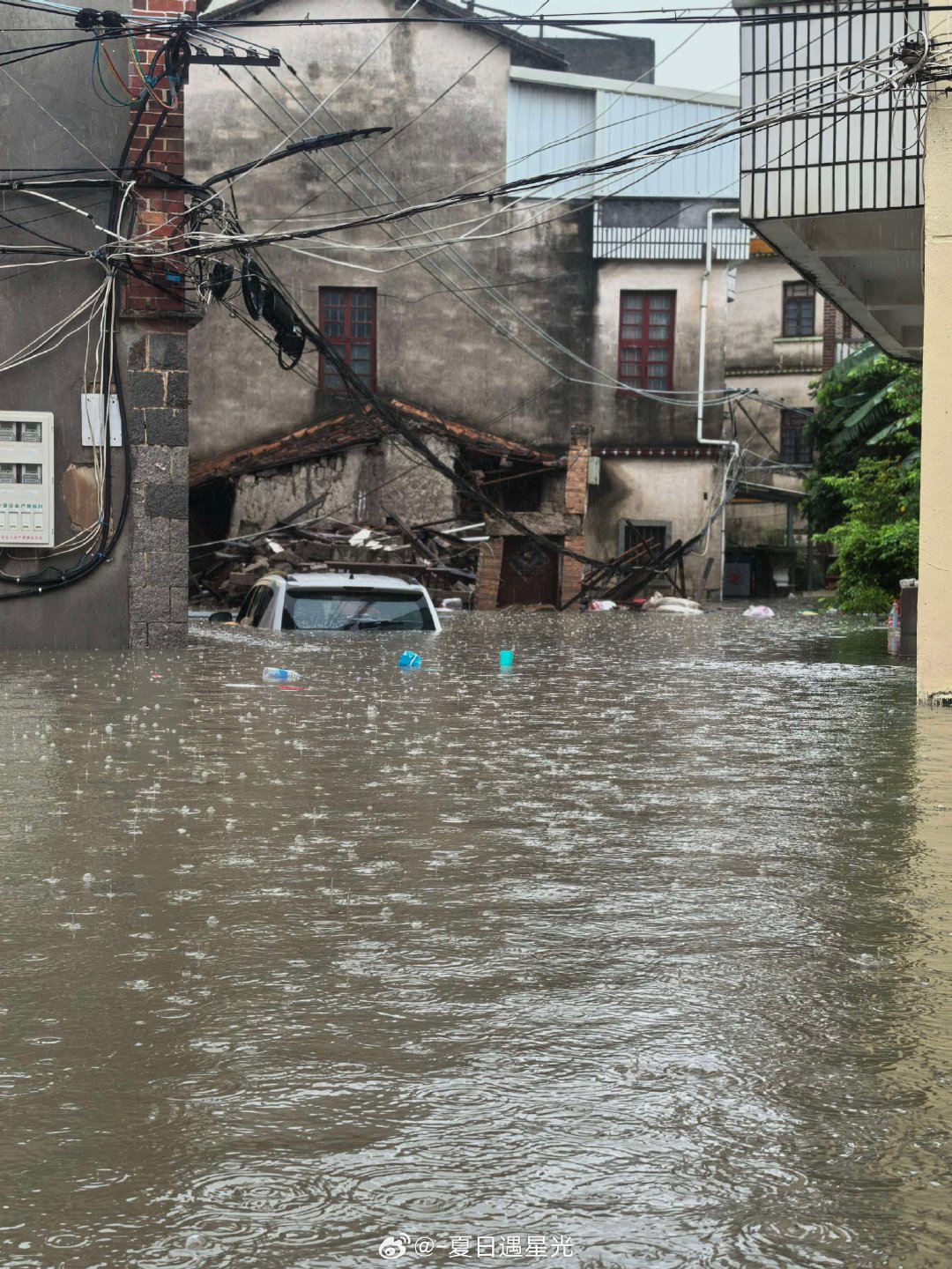 #福建莆田持续强降雨#
平平安安，真的水淹得太严重了
老家的房子开始塌了一点，突然感觉很难过
幸好爷爷奶奶已经转移出来了
城里小区也已经水漫金山了
希望一切平平安安，尽快恢复现状 ​