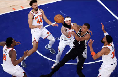 今日进行的NBA总决赛G4，尼克斯坐镇主场再战马刺。<br /><br...