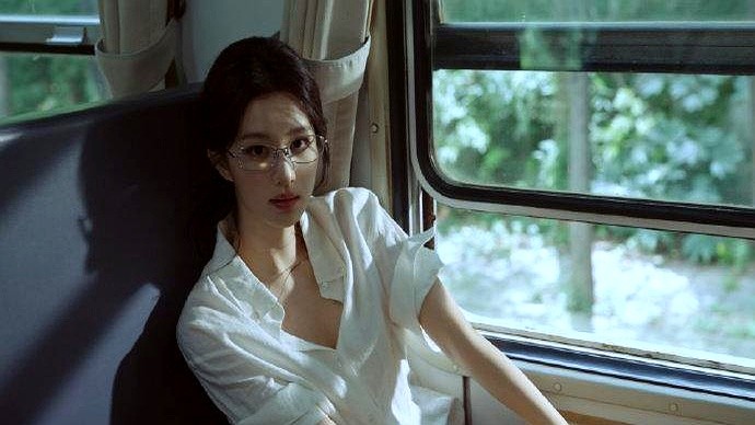 平时艳光四射的女明星，突然卸掉大浓妆坐进老式绿皮火车，反而美出了新高度。

王楚然这组胶片图，硬生生把硬座车厢熬出了文艺电影的味儿。

一件松垮白衬衫，头发随意一挽，鼻梁架着细框眼镜。没有红毯上的高定，也没有闪光灯连拍。

她就懒洋洋地靠在墨绿色座椅上，看着窗外乱窜的野树林，手指不经意推一下镜框。车