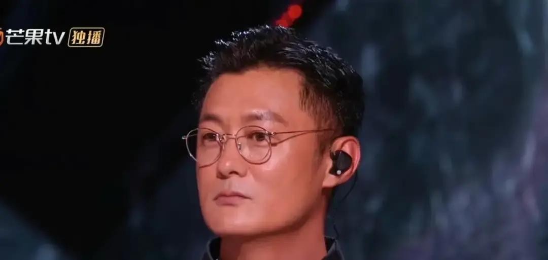 真没想到，别人上综艺都是去捞金圈粉，这位倒好，硬生生把一档爆款节目变成了自己事业的滑铁卢

看前几期的时候，陈小春和张智霖他们在内地混得多风生水起，连带着谢天华和黄贯中这些老港星都跟着翻了红，商演通告基本接到手软

结果到了余文乐这儿，画风直接跑偏了

一出现在《披荆斩棘的哥哥》的镜头前，脸看着明显