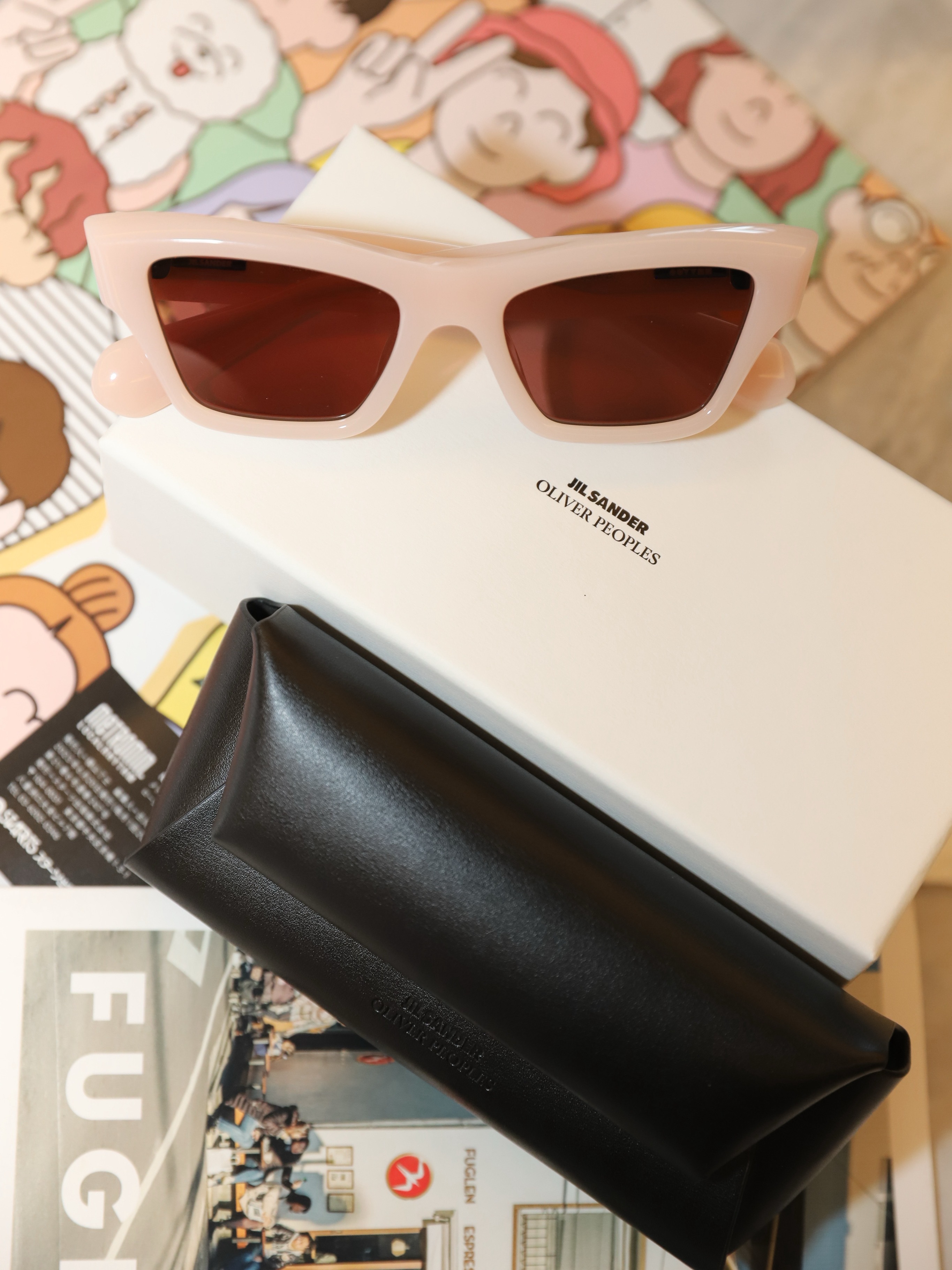 七夕快乐宝宝们最近入手了一些美物每天出门心情更好了🩷JIL SANDER X OLIVER PEOPLES联名墨镜极简风高级感满满的JIL SANDER，复古低调设计感为流行趋势的美国品牌OLIVER PEOPLES，两个品牌联名的粉色猫眼墨镜真的是可爱又潮酷，先给家里的labubu戴上了✌️🩵 LornaJane瑜伽运动内衣这两年一直在坚持上力量课，LornaJane的运动内衣特别好穿，除了设计风格选择多以外，承托性和亲肤感都很赞，即便每天手洗也不会变形，这次入手了很爱的宝蓝色内衣，运动跑步和力量训练都很爱.🧡 伊丽莎白雅顿时空焕活淡纹紧致胶囊/时空焕活胶囊/晶璨皙颜焕白淡斑胶囊，也是雅顿家三款明星护肤单品，三种胶囊其实都有保湿的作用，所以我是每天晚上都会涂上一颗，第二天起床会感觉皮肤更细腻滋润，出门上妆也更加服帖自然，对于像我这种干敏皮的宝宝就非常适合，尤其出差时简直不要太方便. ✌️💜 111SKIN臻璨黑钻提拉颈膜/赋活焕肌精华/赋活焕肌修护轻乳霜，精华是家里用的最...