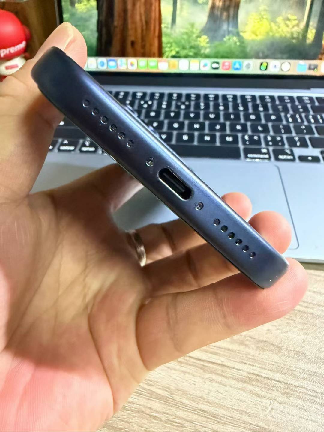【豆花数码】
iPhone 17 Pro Max 港版（单卡+eSIM）
成色95新（电池健康100%）
AppleCare+保修到28年3月
有一处磕碰（图6）
⚠️：不支持国内运营商的eSIM
单机（无配件）
- 2T：蓝 11199 ​