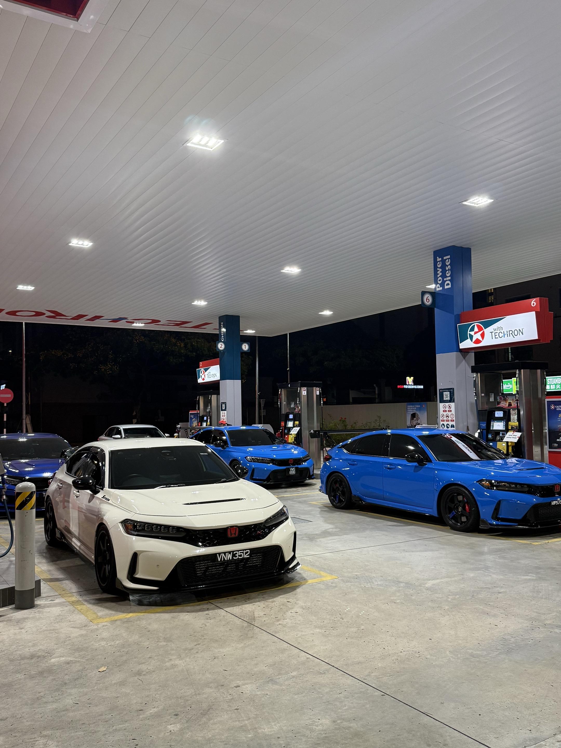 深夜加油站偶遇Type R，太帅了！
晚上去加油站，撞见一堆本田Type R扎堆，白车蓝车排排站，红标一挂气场直接拉满。这种车不炸街都对不起这身运动套件，看着就是下赛道或者跑山的狠货。大伙儿来评评，这代思域改得够不够味儿？评论区聊聊。【来自懂车帝车友圈】