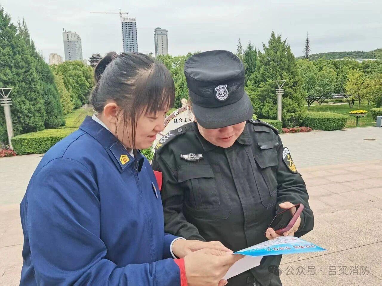 【#国庆我在岗 吕梁消防守护平安不打烊#】为扎实做好节日期间火灾防控工作，切实提高社会单位火灾防控能力，有效防范和遏制重大火灾事故发生，各地消防部门严阵以待，全力以赴，坚守在各自岗位上，确保国庆期间消防安全形势高度稳定。#国庆消防安全 ##火焰蓝守护万家平安##节日火灾防控# ​