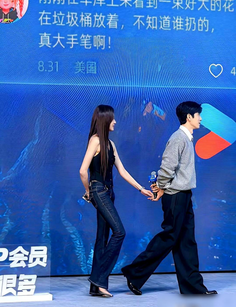 陈飞宇188配孙千174，跟配张子枫160，压根是两种戏。
胡一天188配沈月160，28厘米差，摸头杀一上，弹幕就炸。林一187配邢菲157，30厘米，直接甜度拉满。郑元畅林依晨更不用提，湘琴仰头看直树那一下，全网嗑了十几年。
但孙千站陈飞宇旁边，不用仰头。俩人眼睛一平，话赶话，谁也不让谁。这