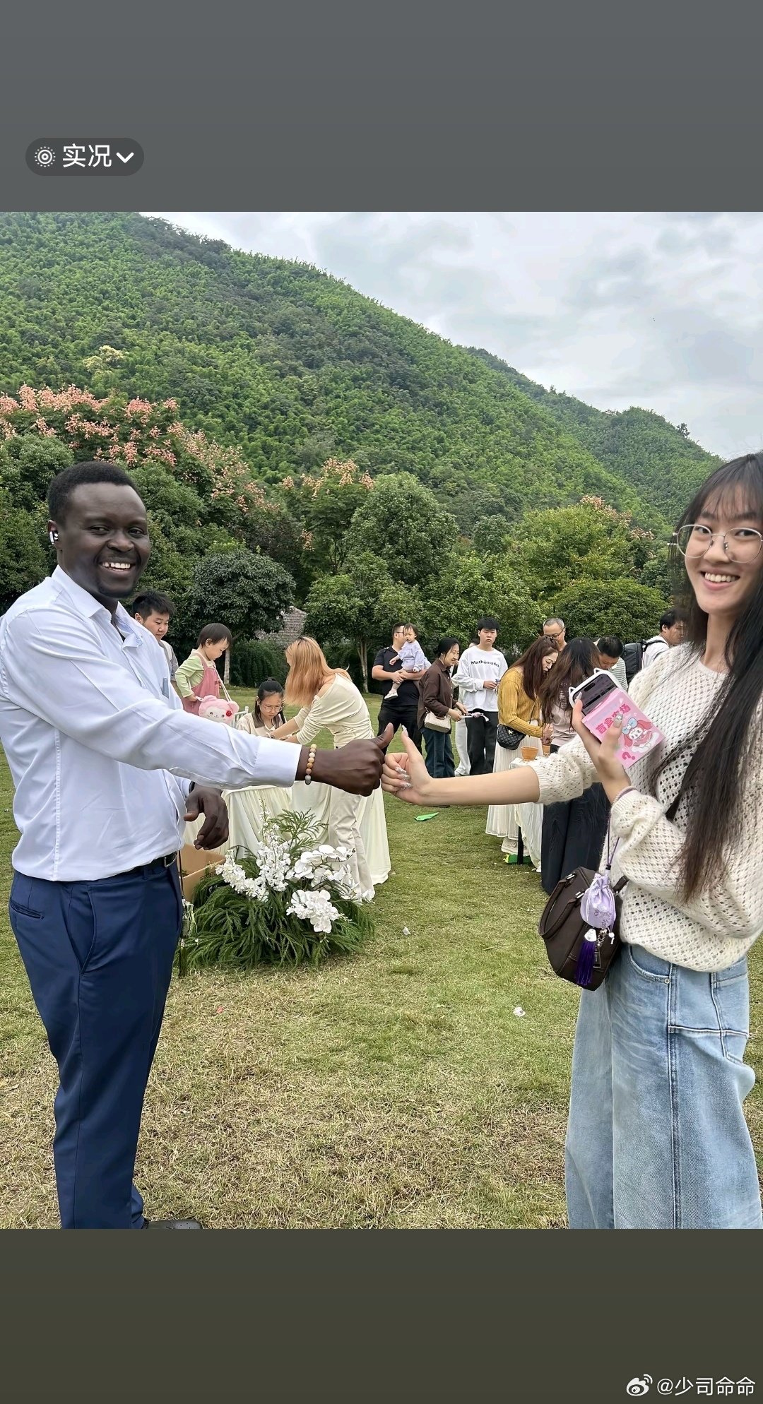 国庆假期，一位一口面一口蒜蹲在城墙根吃面的“本地老外”火了，他因游客太多被挤出餐饮区，却用一口地道陕西话和吃法证明了自己“老西安”的身份。  一、事件主角：会说陕西话的“本地老外”- 身份争议：视频中