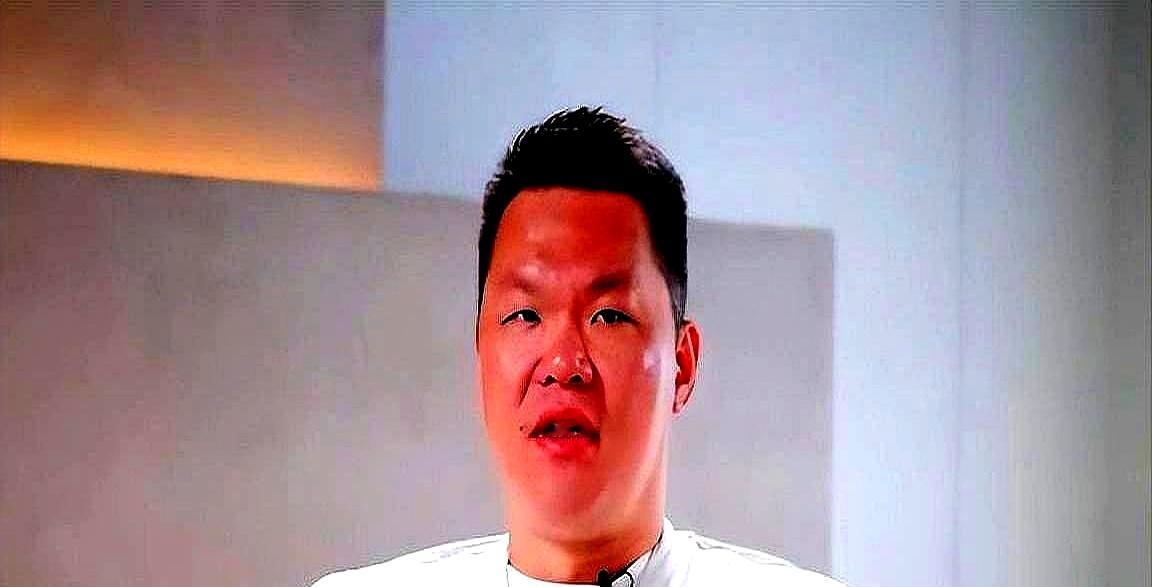 拿了顶薪就高枕无忧，天天忙着拍短视频互动，中国男篮能在国际赛上输给对手二队二三十分，真是一点都不冤
 

朱芳雨前阵子在直播里说了真心话，以前老队员不敢和新人走太近，真不是装大牌，那是彼此真在死磕
 

当年尤纳斯选人，一米九八到两米零五的猛人一抓一大把，孙悦、陈江华他们进一队前都得先脱两层皮，谁偷