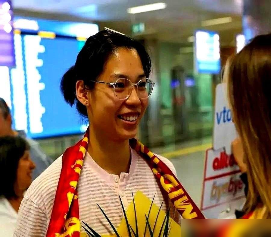 庄宇珊在土耳其保级队砍了22分，王媛媛在豪门连球都摸不着。
俩人同一天落地，三天后首秀，命运直接分岔。庄宇珊去的是戈兹泰佩，全队围着她打，合练三天就首发干满四局，40扣17中，还接17个一传。输是输了，可全队最高分，妥妥的救世主剧本。
王媛媛在加拉塔萨雷，队里三个外援名额全给攻手占了，她一个副攻