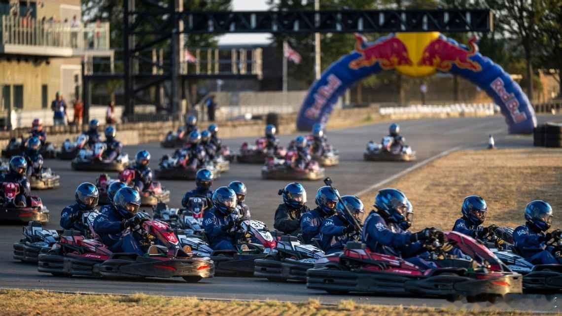北京时间周四0点，维斯塔潘要1 vs100

在银石末尾发车，限时 30 圈超掉 100 人，超一个淘汰一个，所有人开同款车、体重不够还得加配重[awsl]

基本就是把他小时候跟老爹玩 "从队尾追到队首" 的训练，放大成真人版

100 人里还有唯一中国代表 Mars 张京

你觉得他能全超完么

#维斯塔潘##F1##银石赛道# ​