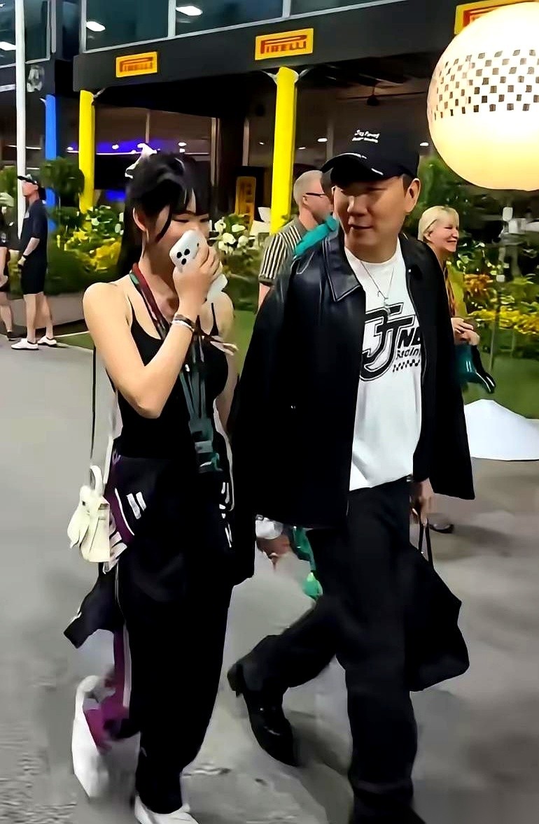 45岁的林俊杰谈了个24岁的女友七七。
两人年龄相差了整整21岁。
胡彦斌和张纪中留下的争议名单至今还在往前排。
很多人看到这个年纪的悬殊，第一反应就是感慨现实，觉得只要兜里有足够的家底，岁月的尺子就量不到自己头上。
可这种事摆在眼前，戳痛大家的到底是什么？
普通人到了四十五岁，在单位里得看脸色，在