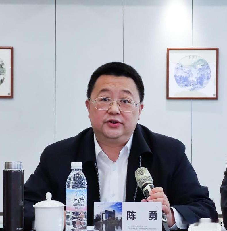 小编先后在中建、中铁建多家建筑央国企从业，对建筑央国企领导腐败深有体会。中建集团副总经理陈勇被查，建筑行业反腐持续高压。
建筑央国企内部腐败套路十分典型：亲属设立影子公司承接分包工程，甚至挂靠央国企实际施工人是自己亲属；垄断建材供应赚取差价；指定熟人高价租赁脚手架、塔吊设备；等到离职退休再兑现利益。