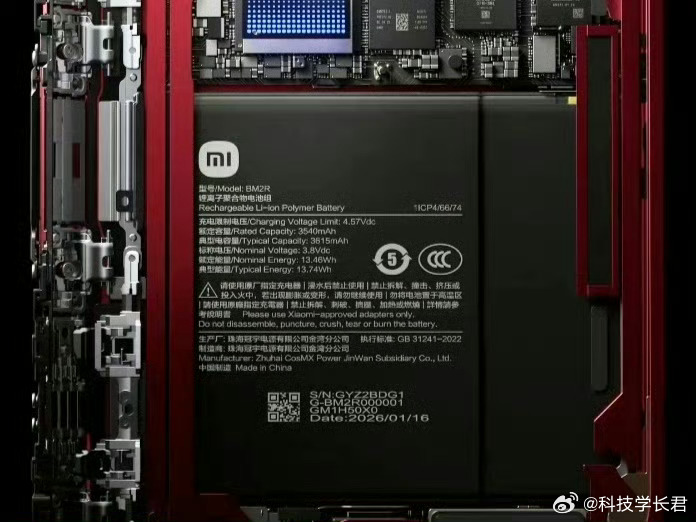 #小米18Fold拆机#刚看完拆机，说点个人看法。别一看到设计相似就喊抄袭，折叠机内部空间限制摆在那，很多方案不是谁想抄谁，是物理结构下真没那么多选择。最终拉开差距的还是产品力，不是外观像不像。

尤其一字型摄像头这块，拆开看内部就懂了。折叠机里面寸土寸金，三摄一字排开基本是空间利用率最高 ​