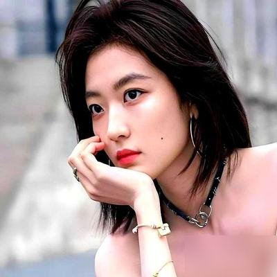 井柏然把孙千按在墙上亲，导演没喊卡，他也没停。

孙千后来自己说，剧本上就一句“两人靠近”，剩下全是即兴。
镜头里孙千耳朵红到脖子，手抓着井柏然衬衫，抓皱了。
剧播完，播放量12亿，续集《盛夏晴朗》官宣了。
海报上演员栏，空的。

收官会两人并排坐，全程没对视，孙千全程低头玩手指，井柏