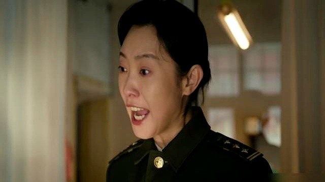 女警冲进办公室拍桌子，老所长直接捂着胸口倒下，就为了争一个“优”。

弹幕全在骂编剧瞎编离谱。但豆瓣7.6分的《余红旧事》真没瞎拍。马伊琍主演，班宇原著，李潇于淼操刀，他们写的是三十年前的东北下岗潮。

那时候一个“优”就是命。评上留下，评不上进精简名单，全家喝西北风。女警拍桌子争的是饭碗，老所长倒