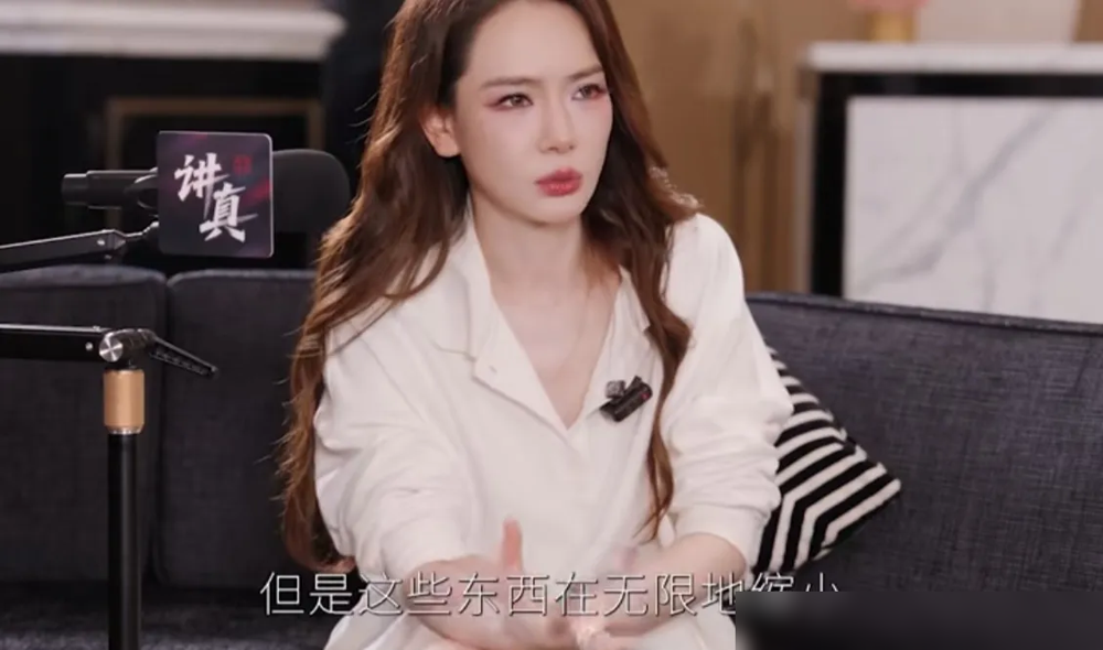 戚薇2021年拍完《你好，安怡》和《一起深呼吸》，电视剧这块儿基本就停了。到今年5月才上了一部电影，中间整整空了五年。
戏不拍了，人可没闲着。综艺一档接一档，《乘风2024》拿了年度队长，2025年上《妻子》，2026年还在《大侦探》，8月干脆整了个AI数字分身去演漫剧。
她说创作欲望减弱，敢拒