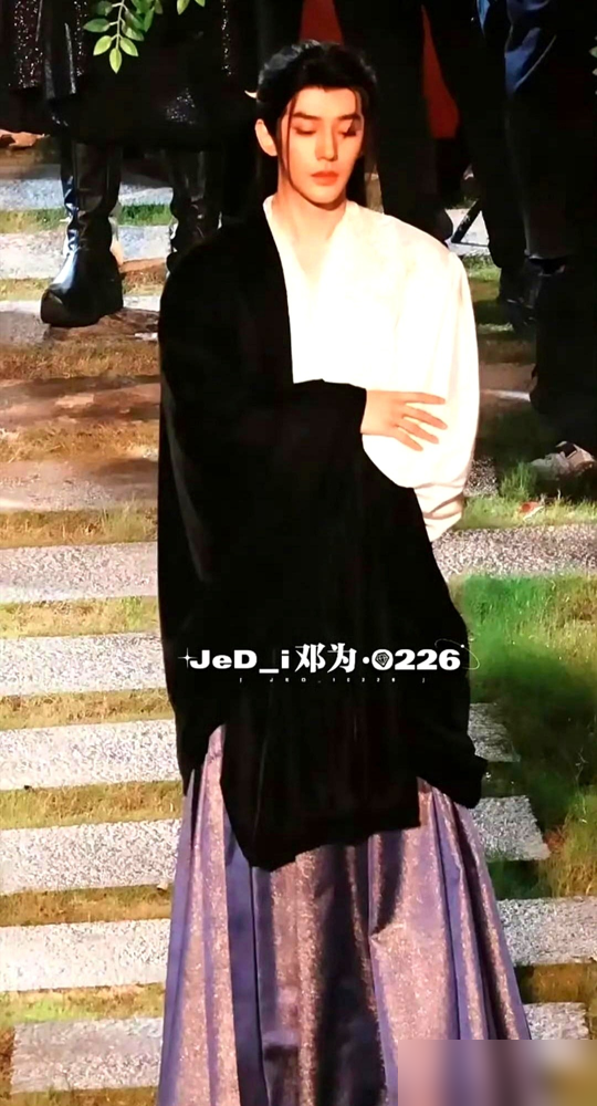 邓为又把自己瘦脱相了。进组仙侠，断油断盐断糖，戏服松到要拿夹子别。粉丝在片场拍到路透，隔着屏幕都能看见锁骨支棱出来的阴影。
有人说他敬业，有人说他疯了。可这事在古装圈根本不新鲜。罗云熙瘦成纸片人，陈晓拍《神雕》饿到晕。你不瘦成一道闪电，镜头里就是一张发面饼。导演要仙气，要破碎感，要风一吹就倒的脆弱