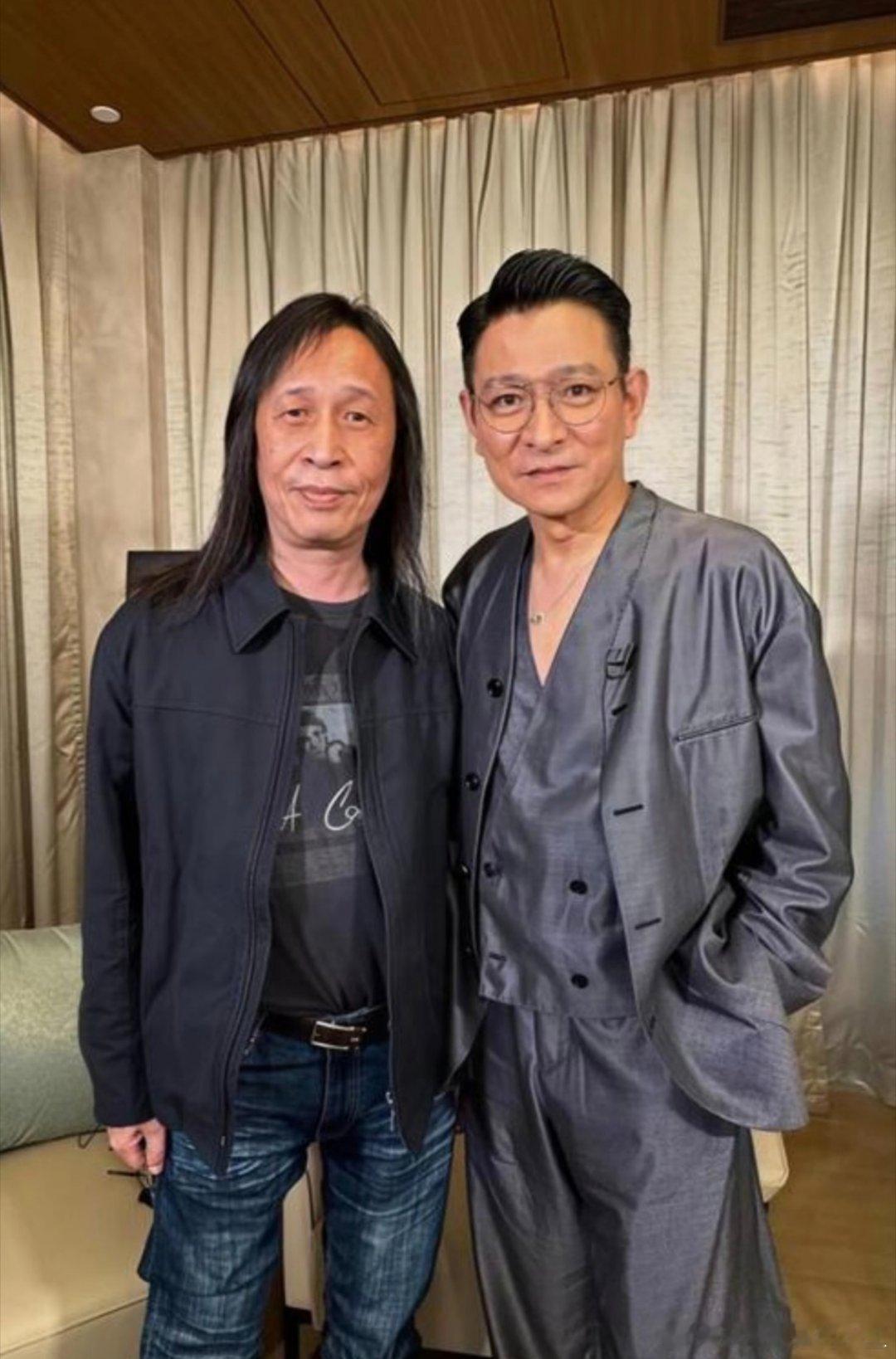 #刘德华新片演医生反差感#时隔20年，竟然又看到刘德华演医生了！刚刷到电影《白衣逆行者》的定档预告，真的一整个惊喜到了！谁能想到，时隔20年，居然又看到刘德华穿上白大褂演医生了！

突然想起2005年的《再说一次我爱你》，不知道还有多少人记得？当年刘德华演的高医生，到现在都还有印象，没想到一 ​