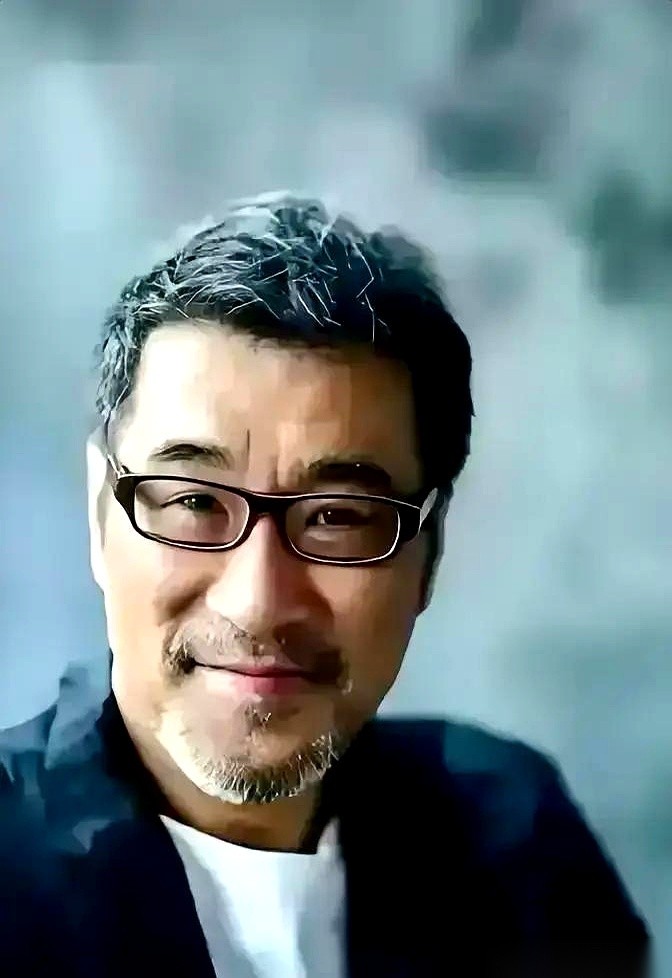 1994年，李宗盛为了怀孕两个月的林忆莲，跑回家向妻子朱卫茵摊牌离婚。
当妻子的听完连汤勺都没摔，直接从橱柜拿出两个碗，招呼出轨的丈夫先吃饭。
离婚手续卡在第二天上午九点办，眼下墙上的钟刚到八点二十，女儿九点下晚自习，还等着她出门去接。
你看这段交锋，安静得让人后怕。没有歇斯底里，也没有一哭二闹三上