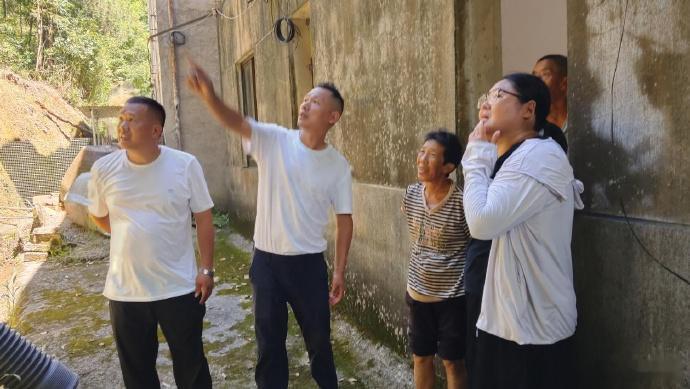台风“巴威”预警拉响，天台龙溪乡的防台一线，出现了一群特殊的“逆行者”...