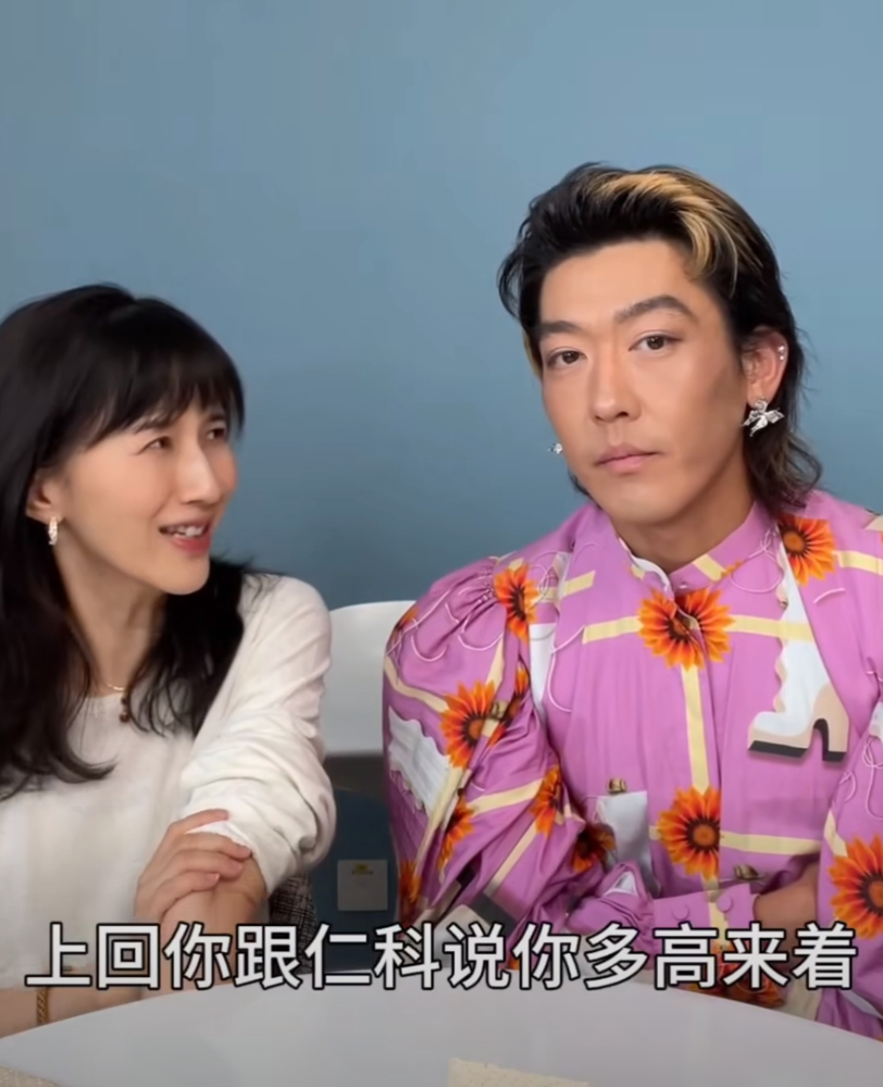 骂姜思达红毯邋遢？问题根本不在审美！
古天乐瞿颖玩深肤色，都是顺着肤色做修饰，打高光提通透，穿亮色撞光泽，从来不硬遮肤色。
姜思达的争议，核心根本不是肤色不对。他把先锋表达搬去红毯，用随性搭配标榜做自己，网友嫌的是满脸挡不住的疲惫感，不是黑也不是怪。
审美可以多元，但别把状态差，错当成先锋艺术