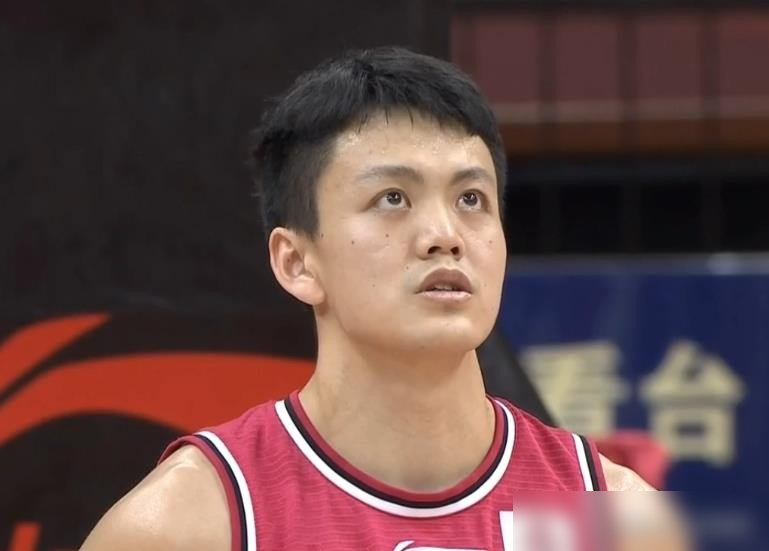 砸了450万美金，换掉功勋主帅杨鸣，辽篮新赛季依然进不了前四，只因为非要留一个人。
8月27日，辽宁男篮用一份3年C类合同，续约了常年处于舆论旋涡中心的鄢手骐。
休赛期球队大换血，王岚嵚离队，老将隐退，管理层更是狂砸美金，搞来库珀、克里斯这些超级外援，一副要拼命夺冠的架势。
可一顿操作猛如虎，