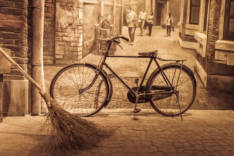 整理书桌时翻到旧照片，想起和朋友的趣事，忍不住笑出声，快乐原来藏在回忆里。