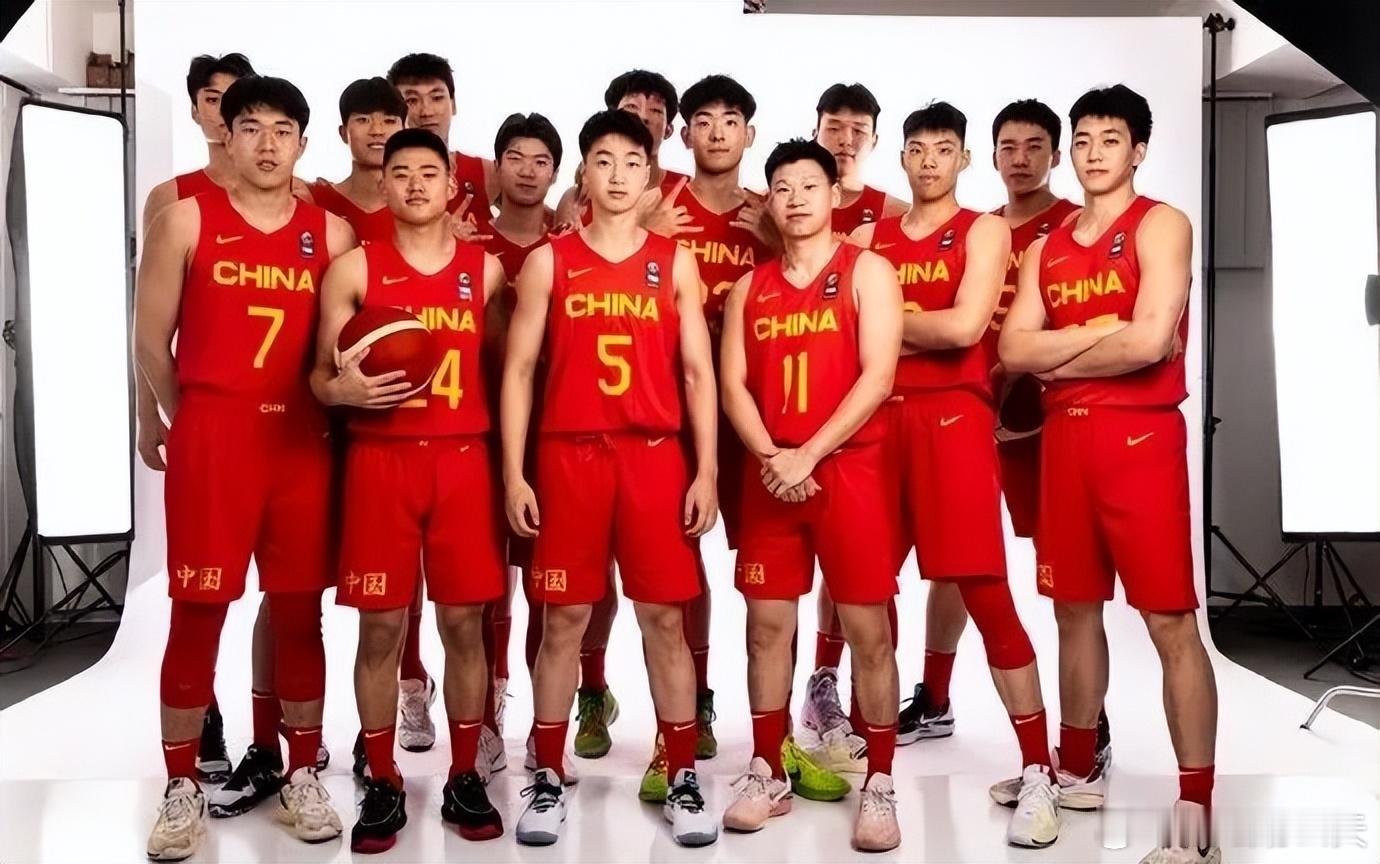 中国男篮过去10年的失败的原因之一就是人才断层，且球员缺乏高水平国际大赛历练！
2017年U19世界杯，中国没有参加。
球员：胡明轩，程帅澎，范子铭、杜润旺…
2019年U19世界杯，中国有参加。
球员：徐杰，郭昊文，姜伟泽，王泉泽，廖三宁(签证问题未参赛)…，
2021年U19世界杯，中国没有参加。
球员： ​