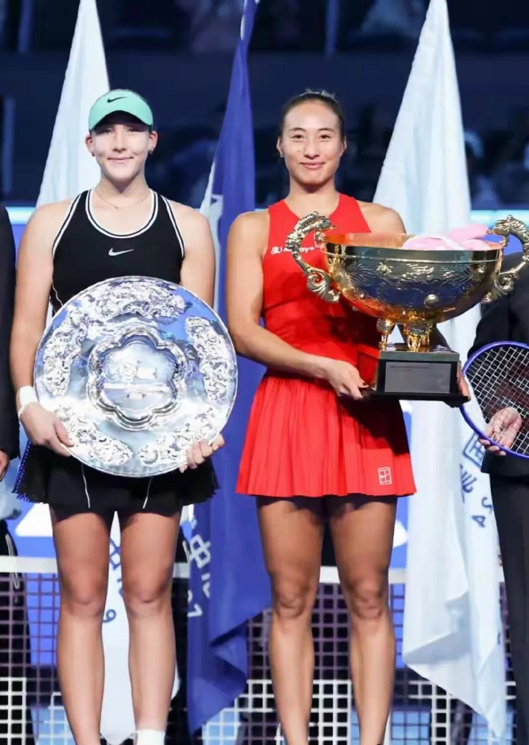 郑钦文中网拿下生涯首个WTA1000冠军，大满贯倒计时就算正式开始了。10月11日晚钻石球场，她7比5、6比4摁住新科法网冠军安德列娃，从肘伤低谷、排名掉出百名一路咬回来，这冠军不是捡的。看看前面的人就明白，1000赛和大满贯之间差着一道坎：高芙辛辛那提到美网不到一个月，小安德列娃迪拜后熬了一年多，