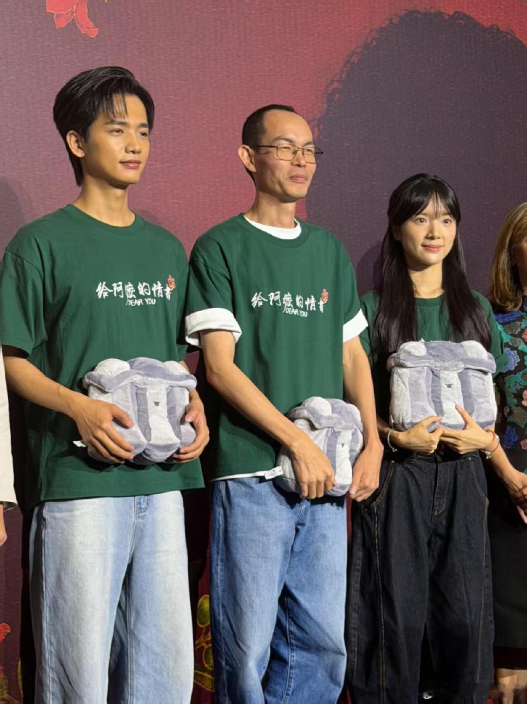 #中式美学在海外的渗透力#  剧组这次合体真的太有排面了！从汕头首映一路火到海外，连印尼首任总统的女儿都来捧场。电影里侨批上那句“江海万里，心中念你”，用最朴素的中式深情，直接跨越了文化的壁垒。#给阿嬷的情书剧组首次合体露面# ​
