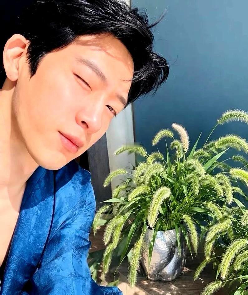 很多明星演完爆款现言巴不得把CP焊死在身上，井柏然这次破天荒的营业操作，却让人看明白了什么叫顶级的分寸感。
《早春晴朗》在海外流媒体一路冲到第二，平台转头官宣了续作《盛夏晴朗》。
连平时在剧终极少发女主合影的井柏然，这回都破例发了跟孙千的同框，顺手还甩出一整份详尽的角色梳理。
剧粉瞬间沸腾了，