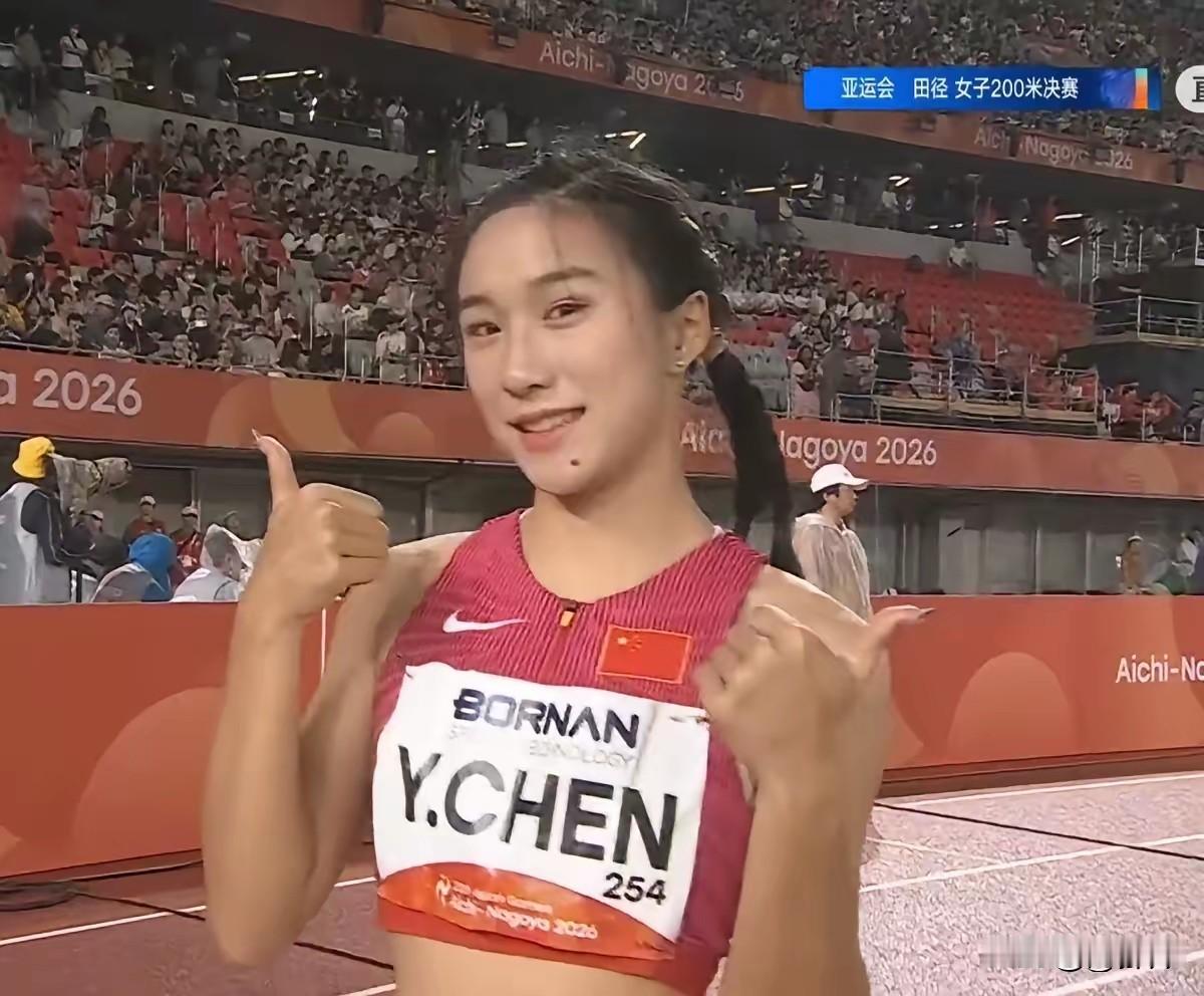 陈妤颉，已经很棒了！今天晚上，日本名古屋亚运会，中国短跑小将陈妤颉，拿到200米银牌！
22秒93！这已经很出色了。
起跑、途中都非常不错！只是最后冲刺阶段，还差一点点！但这也是正常的，她只有17岁，肌肉的爆发力，200米距离的体力分配，以及战术使用，还需要更多的经验积累！
有网友表示：
才十七岁[