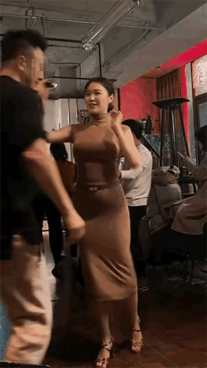 要是他们俩是夫妻，“我生吃两个广东人！”简陋的舞池里面，胡子哥与一名婀...