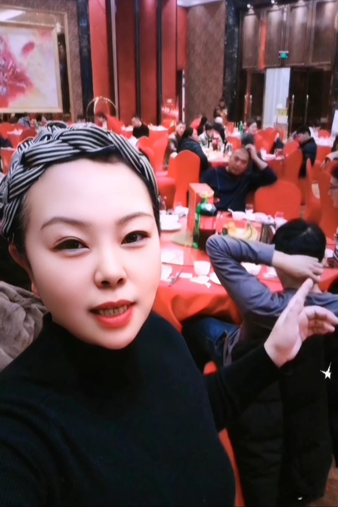 天呐！当着几百号人拍口播，紧张到汗流浃背，却狠狠赢了自己！   [偷笑...