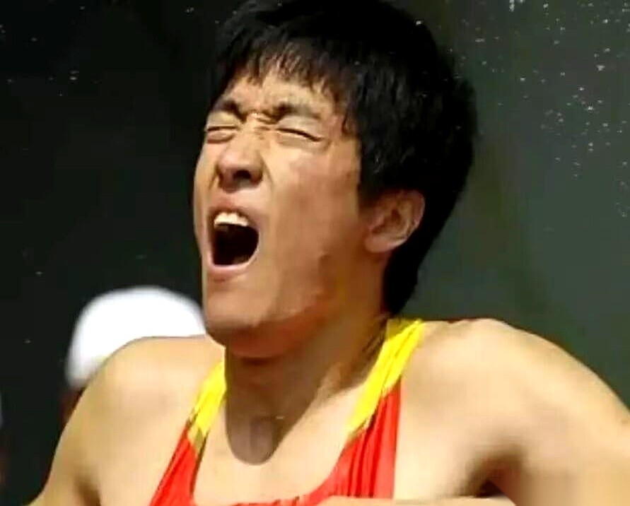 同是上海体育局走出来的世界级巅峰，姚明和刘翔在退役那天的两次落笔，直接斩断了两人截然不同的后半生。
退役11年后，一份清理“在编不在岗”的通知，突然把一堆旧账翻到了桌面上。
体育局给了刘翔两个选项：要么回来当教练打卡上班，要么拿钱买断走人。
8月26日深夜，刘翔翻出了一张2004年雅典奥运会夺冠时的